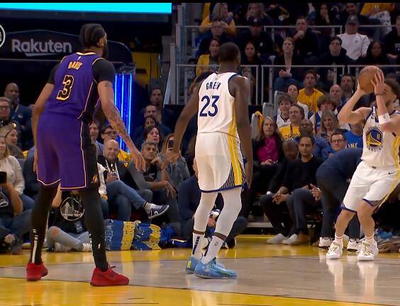 James se sintió caliente con 14 puntos en 6 de 8 cuartos individuales, los Lakers lideraron por 7 puntos y Curry llevó al equipo a perseguir puntos con fuerza.